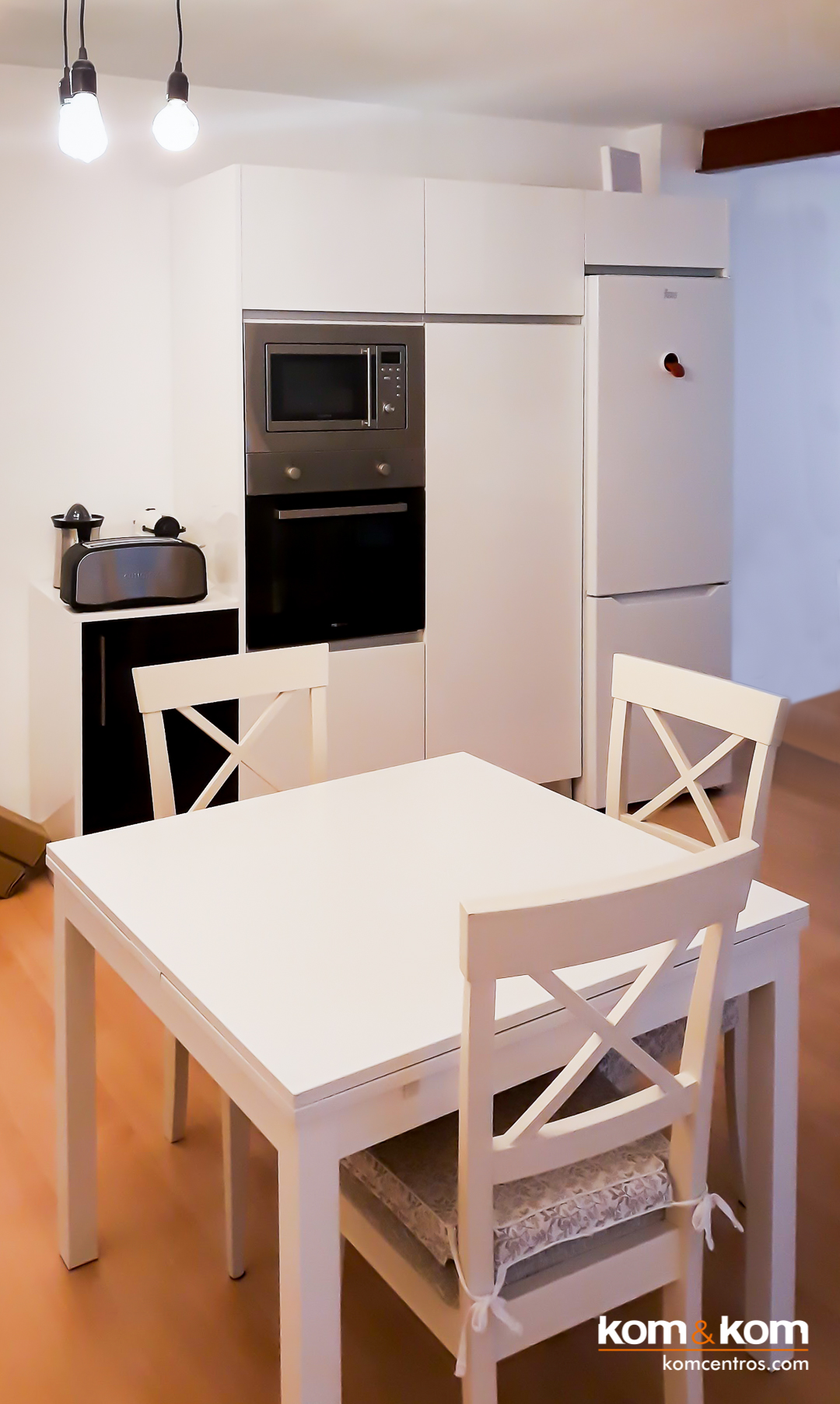 mesa cuadrada blanca extensible en cocina peque&ntilde;a